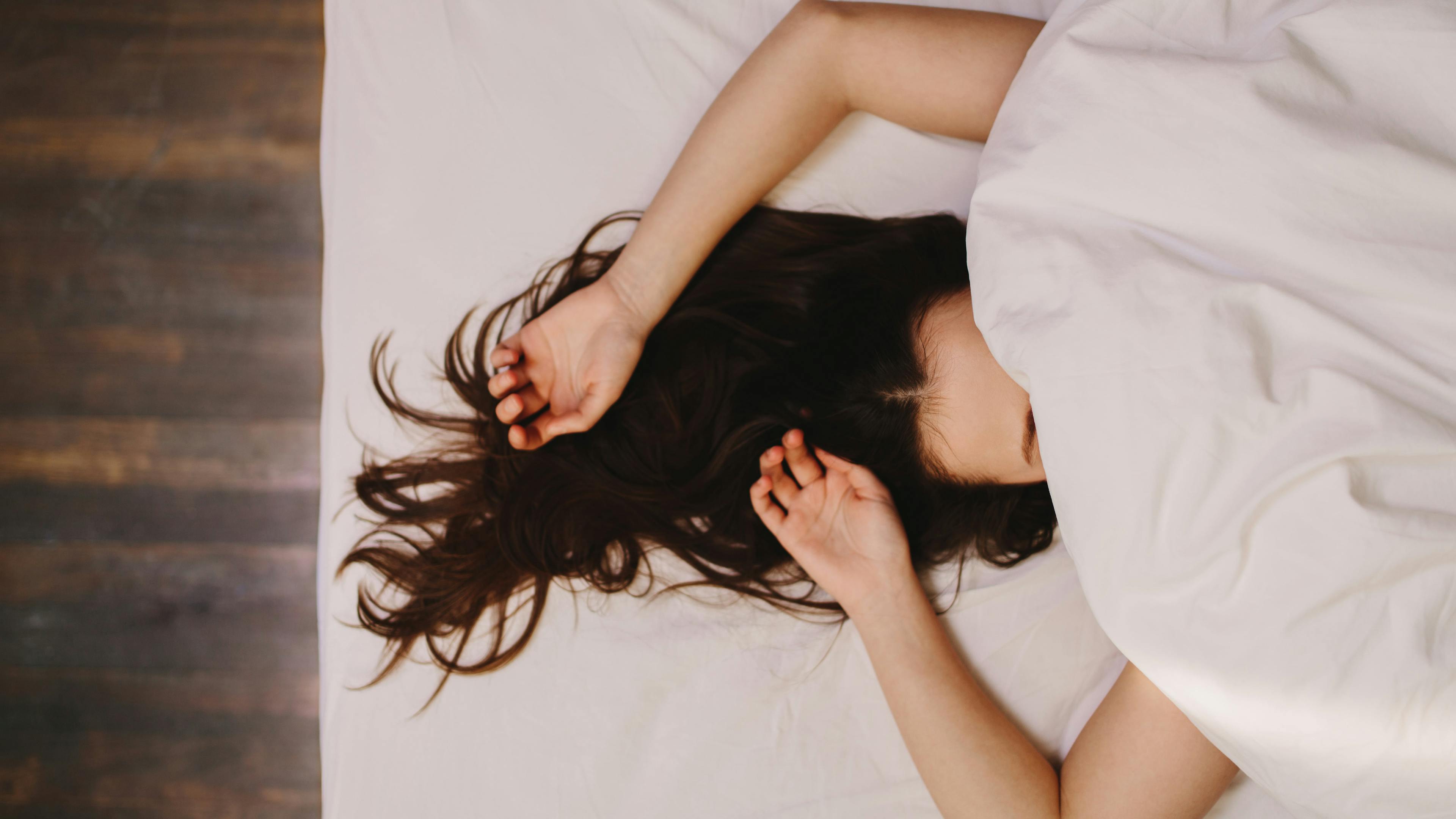 SLEEPING WITH WET HAIR: DO'S & DON'TS 